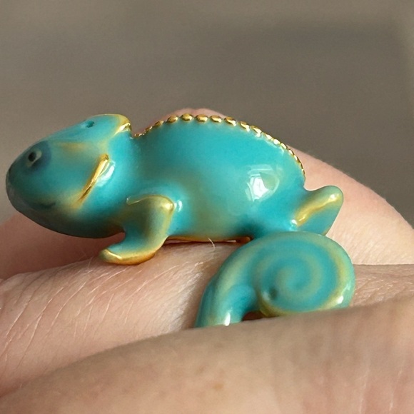 Jewelry - 4/$50 Charming Blue and Gold Chameleon Figurine ring size 8🦎